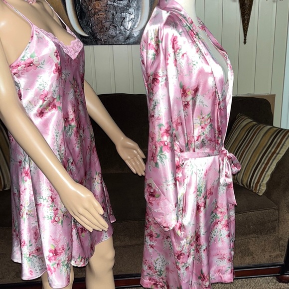 Private Luxuries • Medium • Floral • Pink • Nightgown/ Robe Set - Picture 13 of 16